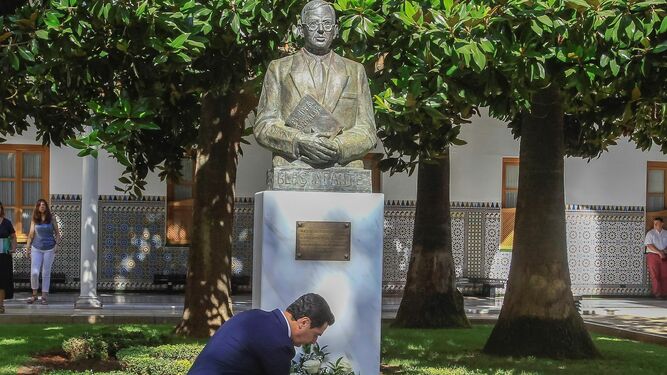 El presidente de la Junta de Andalucía, Juanma Moreno, colocando una corona de flores en homenaje a Blas Infante
