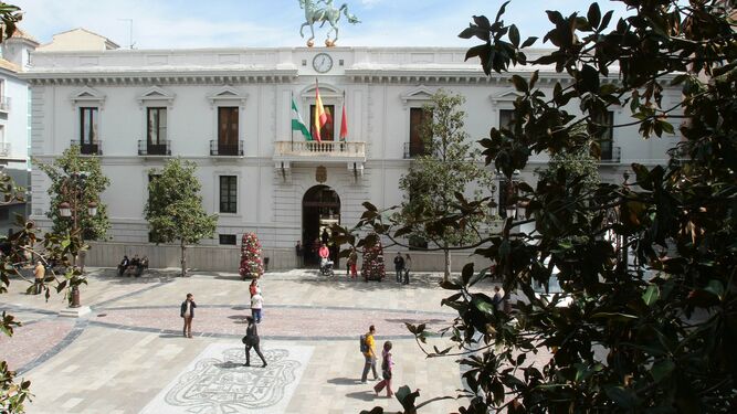 Imagen de archivo de la fachada principal del Ayuntamiento de Granada.