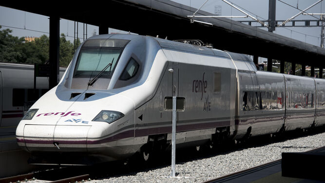 Un tren AVE espera a recoger viajeros en Granada