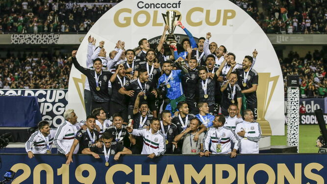 Los capitanes de México levantan la Copa de Oro.