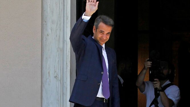 Kyriakos Mitsotakis saluda tras asumir como primer ministro griego.