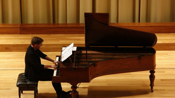 Kristian Bezuidenhout, especialista en fortepiano durante su recital en Granada