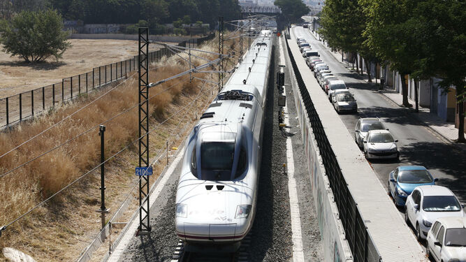 Un AVE con origen Madrid se aproxima a la Estación de Granada