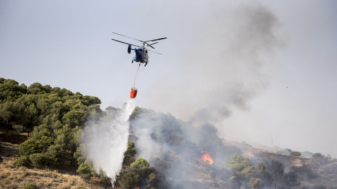 Un helicóptero durante las labores de extinción del incendio del Sacromonte.