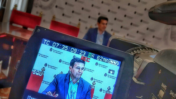 El socialista, Paco Cuenca, durante la rueda de prensa.