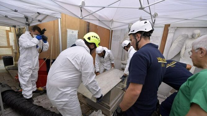 Operarios proceden a abrir una de las tumbas del cementerio teutónico del Vaticano.