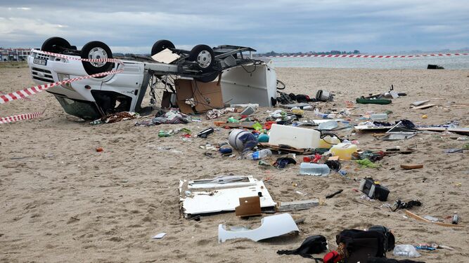 Una caravana volcada y decenas de enseres esparcidos por la playa de Sozopolis.