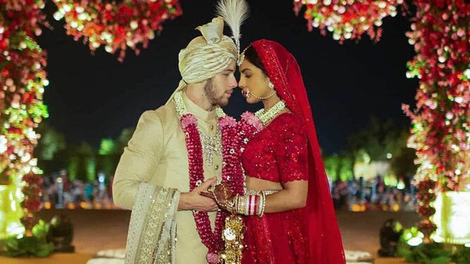 Pryanka Copra, con sari, y Nick Jonas, también con traje típico indio en su boda.