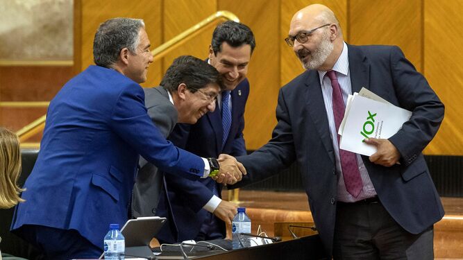Elías Bendodo, Juan Marín y Juanma Moreno saludan a Alejandro Hernández.