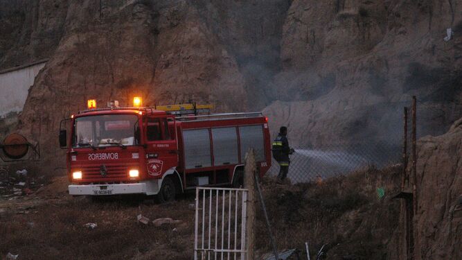 Un bombero trabaja en la extinción del fuego en la explosión de la pirotecnia de Guadix, el pasado noviembre.