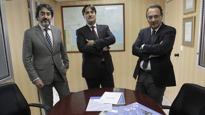 De izquierda a derecha, Jaime González Moles (director financiero), Manuel González Moles y Ozgur Unay.