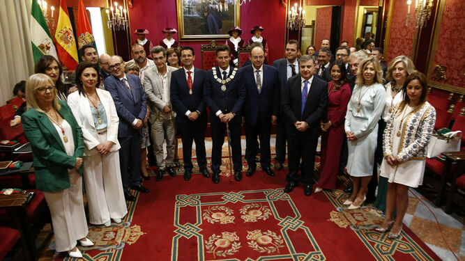 Foto de familia de los 27 concejales del nuevo Ayuntamiento, tras la toma de posesión del alcalde.