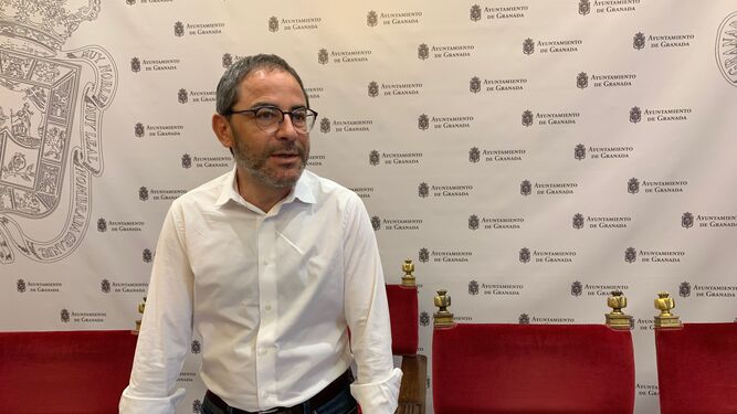 El concejal socialista Miguel Ángel Fernández Madrid en rueda de prensa ayer