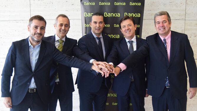 Directivos de Bankia y la Fundación CBG, tras la firma del acuerdo