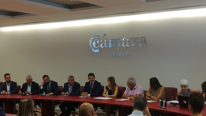 Imagen de la primera reunión del encuentro entre Junta y empresas sectoriales en Granada