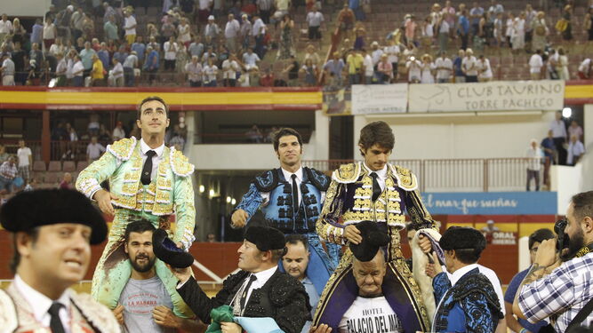 Fandi, Castella y Cayetano a hombros en la primera de abono de Roquetas