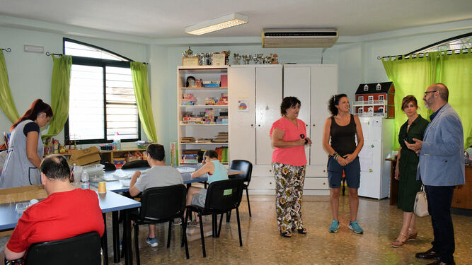 Visita de la corporación municipal de Albolote al centro ocupacional