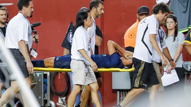 Marco Asensio abandona el terreno de juego tras ser lesionado.
