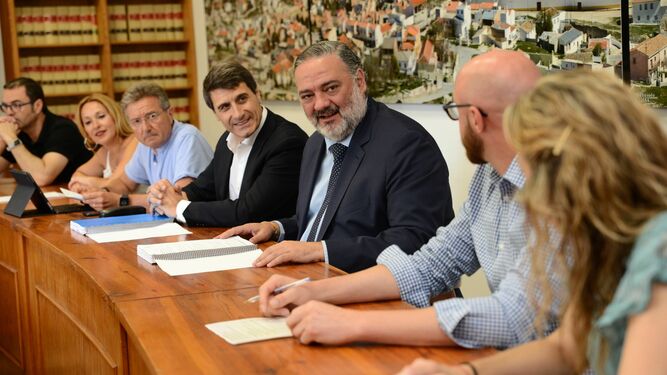 El alcalde de Baza y el delegado de Gobierno de la Junta en Granada se reunen con la corporación