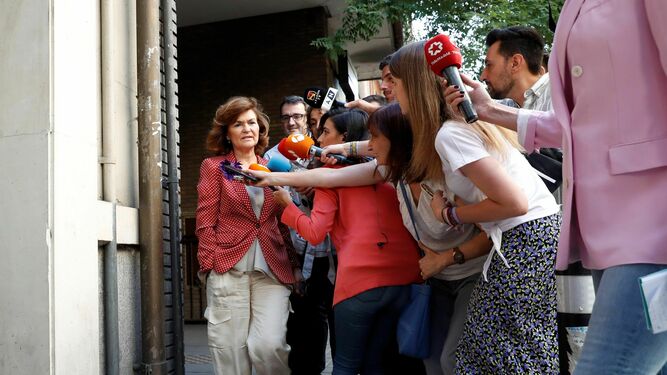 Carmen Calvo atiende a los medios a su llegada a Ferraz.