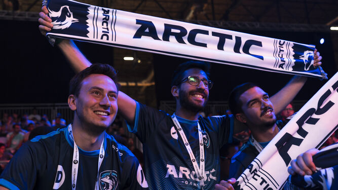 Varios aficionados de Arctic Gaming muestran sus bufandas con orgullo