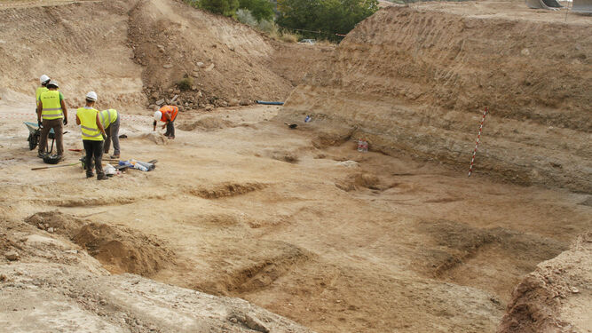 Trabajadores en excavaciones de una fosa