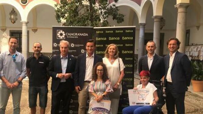 Miembros de la asociación junto al alcalde de Granada