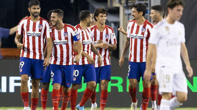 Los jugadores del Atlético de Madrid celebran uno de los goles.