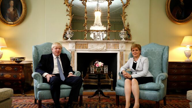 El primer ministro británico, Boris Johnson, posa con la ministra principal de Escocia, Nicola Sturgeon, este lunes en Edimburgo.