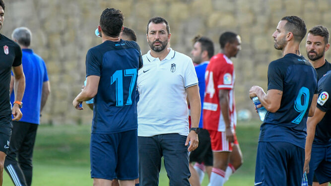 Diego Martínez observa a los suyos durante el partido ante el Almería