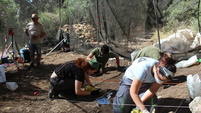 Investigadores de la UGR trabajando en la zona de Colomera en busca de evidencias de los homo sapiens