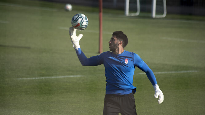 Rui Silva atrapa un balón durante un entrenamiento
