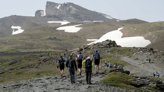 Un grupo de senderistas sube al Mulhacen a través de la Hoya de la Mora