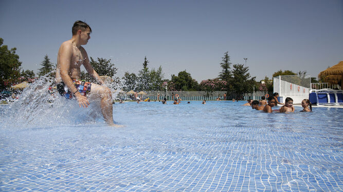 La piscina de Almanj&aacute;yar, un oasis veraniego