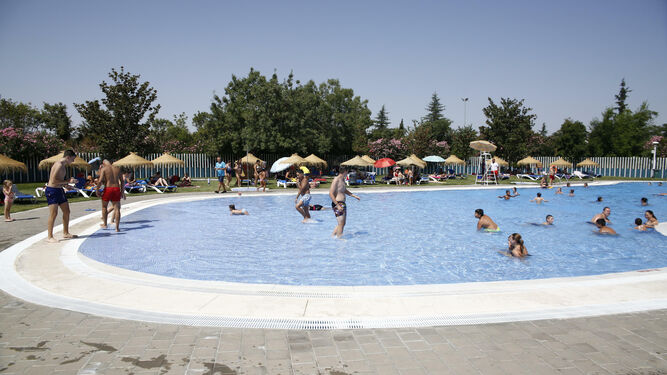 La piscina de Almanj&aacute;yar, un oasis veraniego