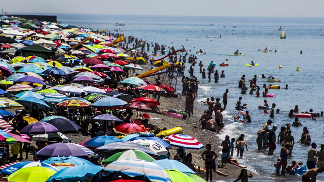 La marabunta de sombrillas ha llegado a las playas granadinas en el primer fin de semana de agosto