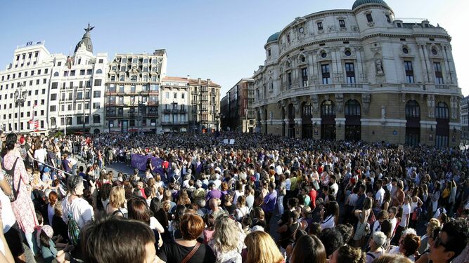 Concentración en protesta por una agresión sexual grupal a una joven de 18 años  en Bilbao.
