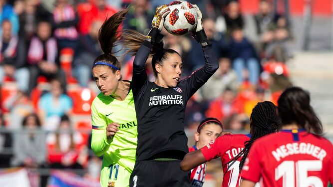 Lola Gallardo, guardameta del Atlético de Madrid, atrapa el balón y evita el remate de la barcelonista e internacional española Alexia Putellas.