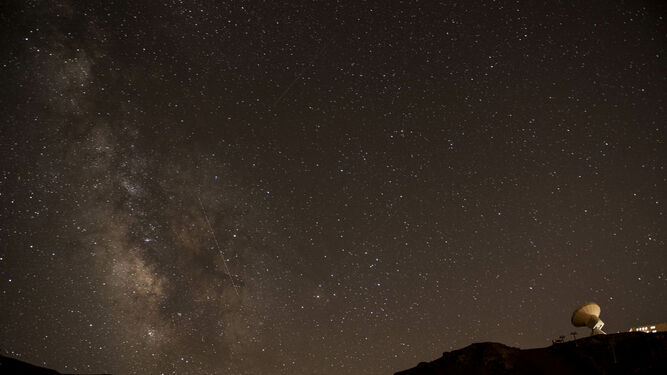 Una imagen nocturna de las Perseidas en Sierra Nevada