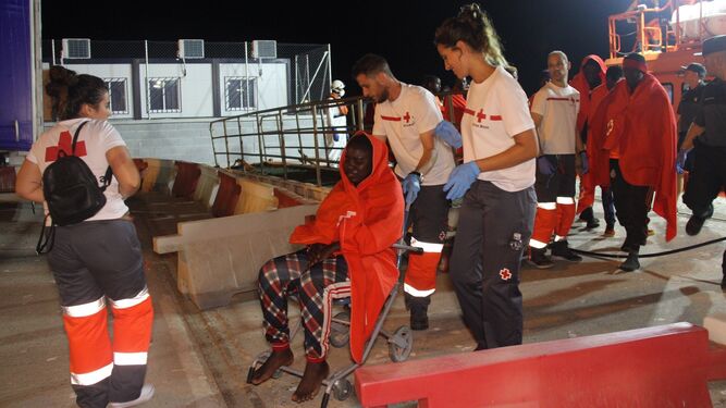 Varios de los inmigrantes rescatados la noche de este lunes a su llegada al Puerto de Motril.