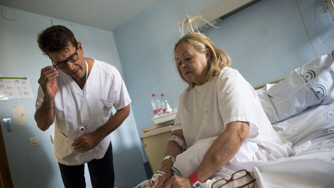 El doctor Miguel Álvarez revisa ‘in situ’ como Mari Carmen Gallo, una paciente, usa la aplicación Kardia Mobile