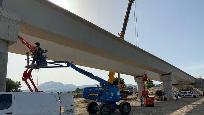 Comienzan a instalar las vigas del nuevo puente de Huétor Tájar