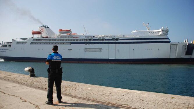 La línea entre Motril y Melilla queda suspendida por una avería en el ferry