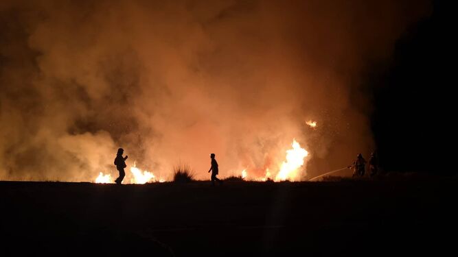 Los operarios tratando de apagar las llamas en Pradollano