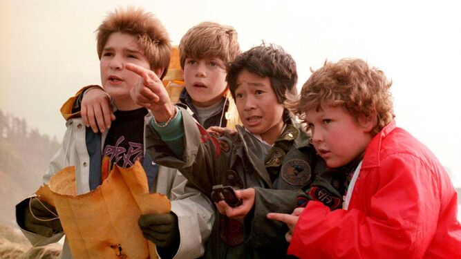 La pandilla de niños de 'Los Goonies', en una escena de la película.