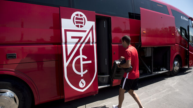 Víctor Díaz se sube al autobús del Granada en el inicio del viaje a Villarreal