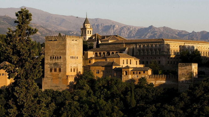 Imagen de la Alhambra de Granada en verano