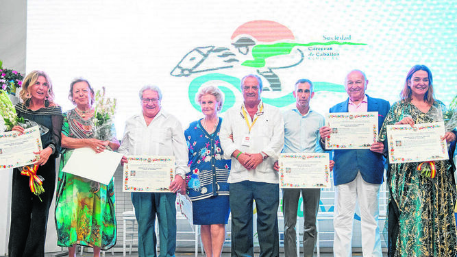 Los embajadores de este año junto al presidente de la Real Sociedad de Carreras de Caballos de Sanlúcar de Barrameda (en el centro sin diploma).