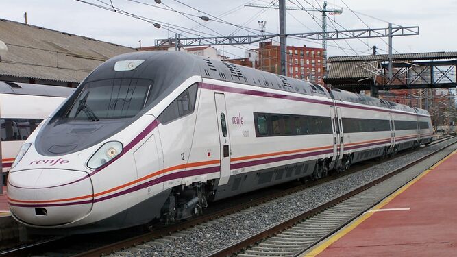Un tren de la Serie 114 de Renfe, estacionado en Valladolid, de los que está previsto que operen los servicio de Media Distancia con Sevilla y Málaga.