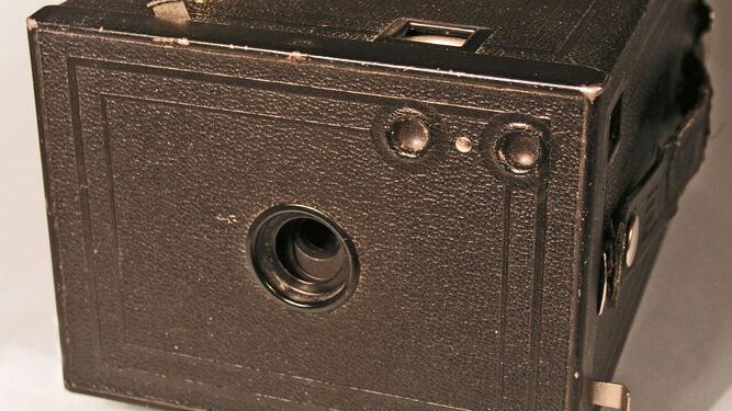En la imagen, la primera cámara de Kodak, que popularizó la fotografía doméstica.